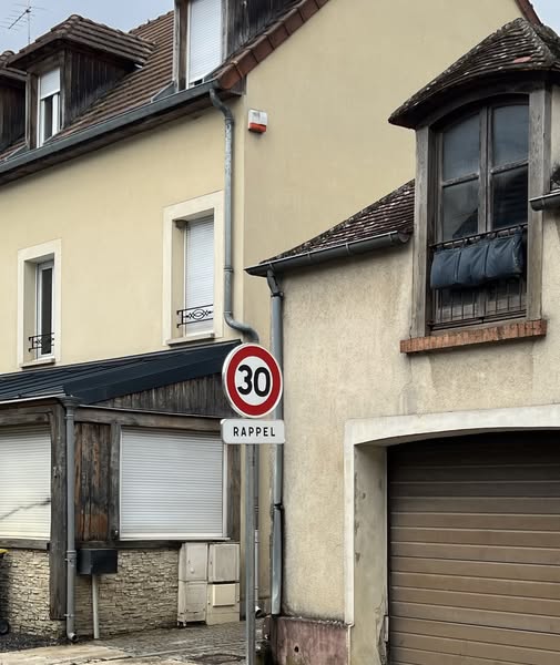 Mai 2024, suite : 30 km/h en agglomération, enfin ! Nous demandions cette mesure depuis le début du mandat. Après avoir refusé cette limitation de vitesse, la Municipalité vient d’annoncer sa mise en œuvre.