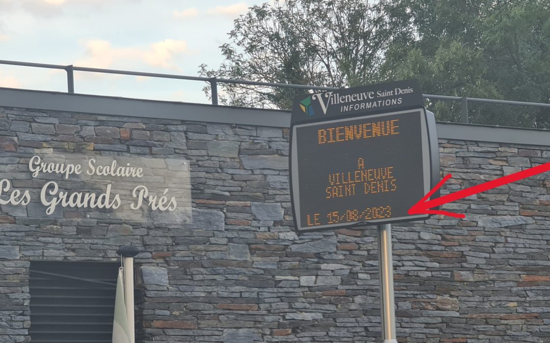 Août 2023 : affichage lumineux devant l’école pendant les vacances. Le gâchis d’électricité continue, jour et nuit.