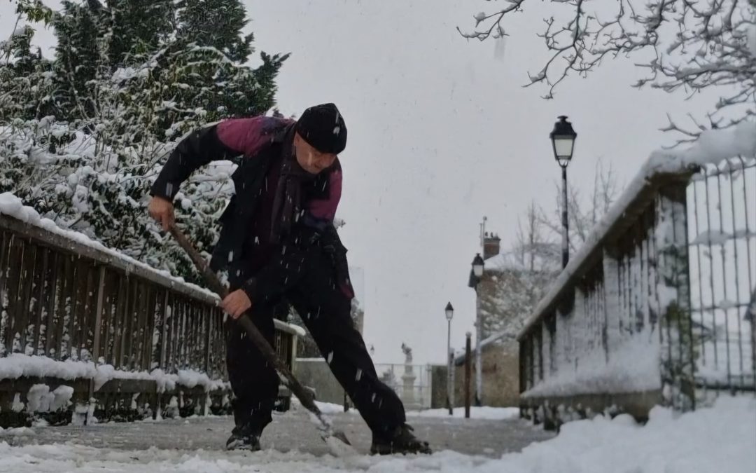 𝐉𝐞𝐮𝐝𝐢 𝟐𝟏 𝐧𝐨𝐯𝐞𝐦𝐛𝐫𝐞 𝟐𝟎𝟐𝟒, épisode neigeux important = journée et soirée de neige et de solidarité. Action bénévole spontanée des 𝑽𝒐𝒍𝒐𝒏𝒕𝒂𝒊𝒓𝒆𝒔 𝒅𝒆 𝑽𝒊𝒍𝒍𝒆𝒏𝒆𝒖𝒗𝒆-𝑺𝒂𝒊𝒏𝒕-𝑫𝒆𝒏𝒊𝒔.