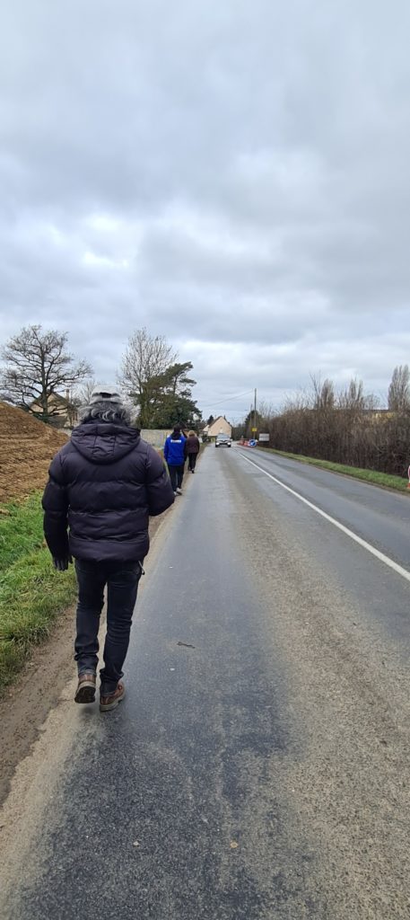 Les photos montrent des habitants obligés de longer une route départementale dangereuse afin de rejoindre les promenades de la forêt domaniale de grains.