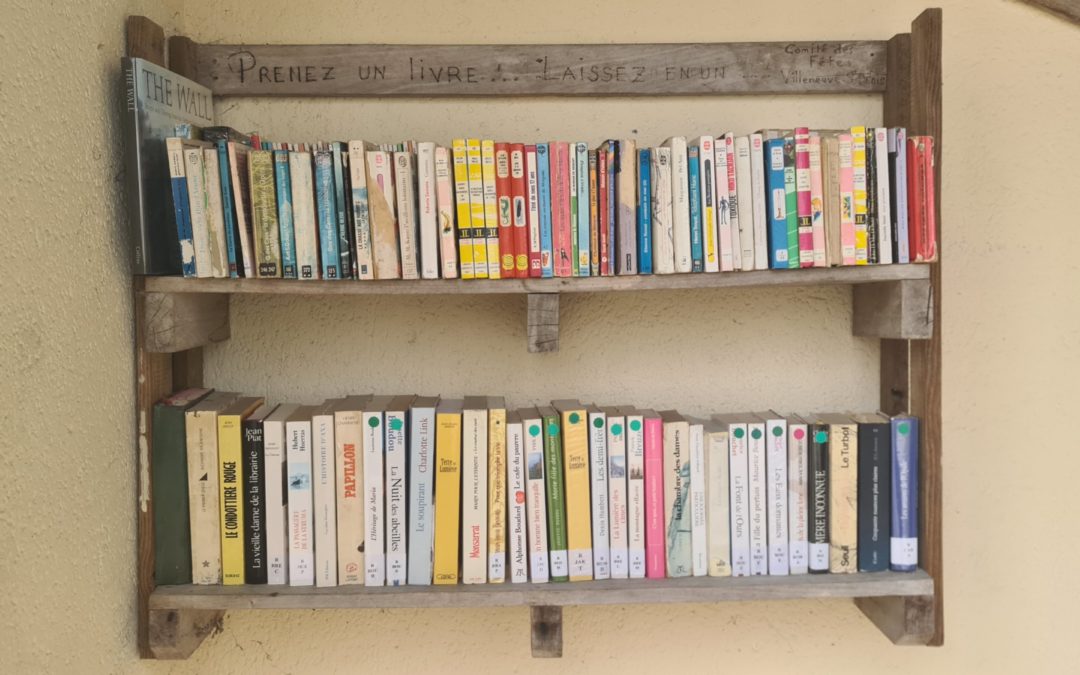 30 novembre 2023, bibliothèque de rue : merci aux donateurs ! Il y a de plus en plus de choix 🙂