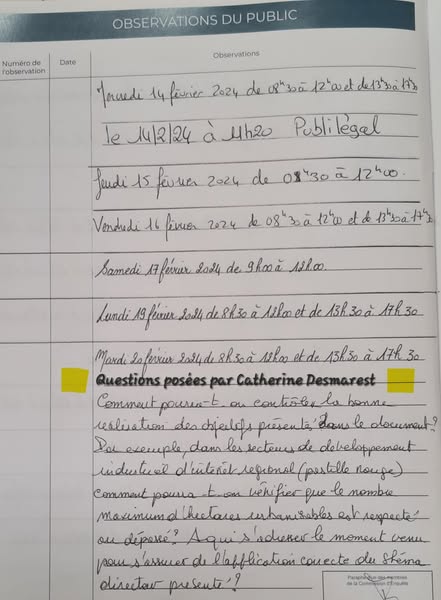 La première photo montre Catherine Desmarest avec, à la main, la question qu'elle a inscrite sur le registre de l'enquête publique. La seconde photo zoome sur la question posée .