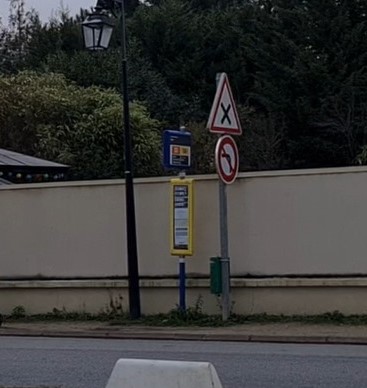 Photos de l'arrêt de bus sans protection.