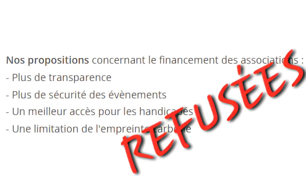 Photo de la salle du Conseil municipal du 2 juillet 2024. Photo reprenant nos propositions avec un bandeau "Refusées" en travers