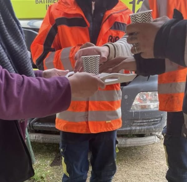 29 janvier 2024 : pause café pour les salariés de l’entreprise qui installe le raccordement de notre réseau d’eaux usées à celui de l’Agglo ☕