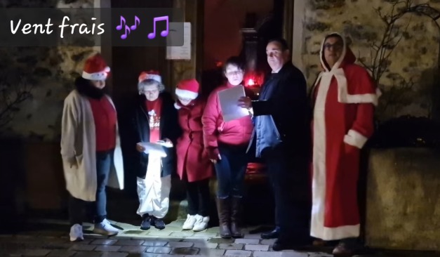 21 décembre 2024, les fêtes de fin d’année approchent : on révise nos chants 🎶 🎵. Approche œcuménique : des habitants de toutes confession ont offert 200 bougies 👍