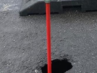 Un trou dans la chaussée le mois dernier. Et pas de réponse de la Municipalité concernant notre demande de réunion de la Commission « Travaux »
