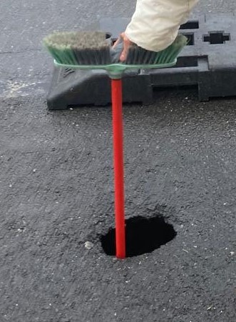 Un trou dans la chaussée le mois dernier. Et pas de réponse de la Municipalité concernant notre demande de réunion de la Commission « Travaux »