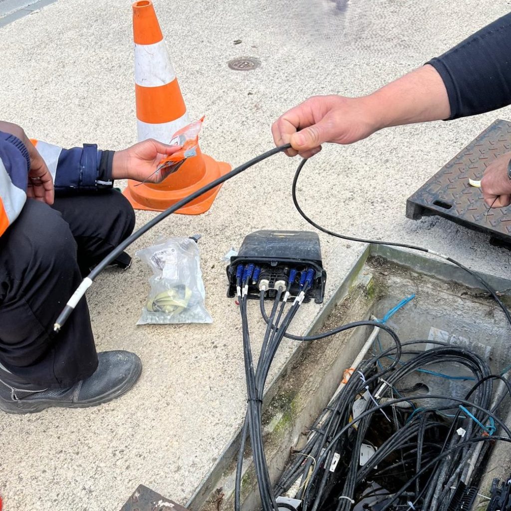 Photos illustrant l'installation de la Fibre dans différents quartiers de la Commune. 2 gros plans sur les branchements manipulés par les techniciens.