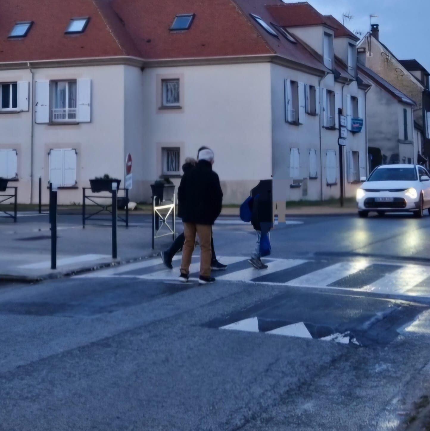 Photos montrant les volontaires de VSD aidant les écoliers à traverser la route départementale